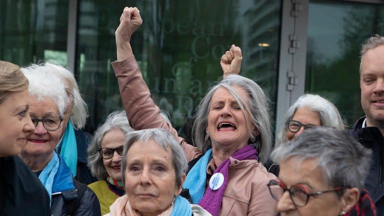 KLIMASENIORINNEN: LA REVOLUCIÓN AMBIENTAL DE LAS ABUELAS SUIZAS