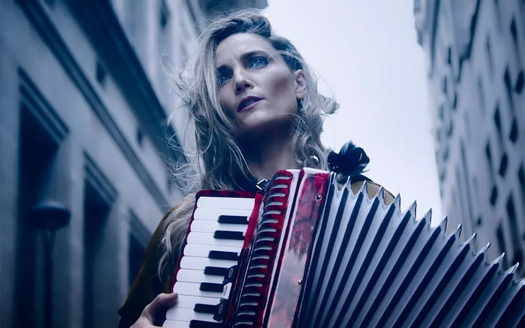 1. SHOW NOV 21-CAROLINA MINELLA