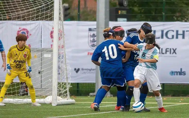 Al fútbol se juega con el corazón