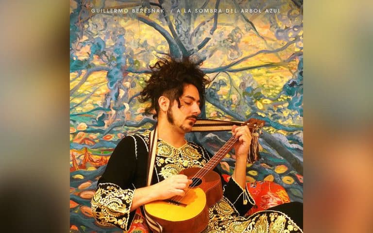 A la sombra del árbol azul