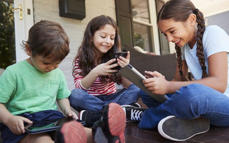 Debate familiar: la edad para tener un celular