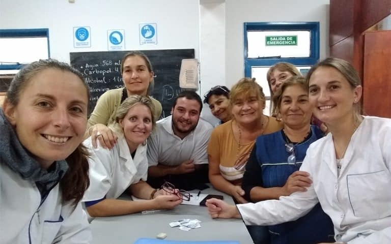 Docentes producen alcohol en gel para su comunidad