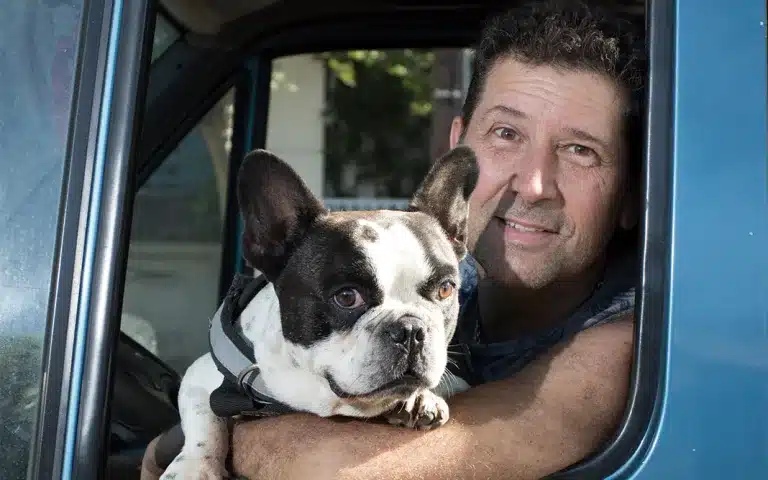 El hombre que ama a los perros