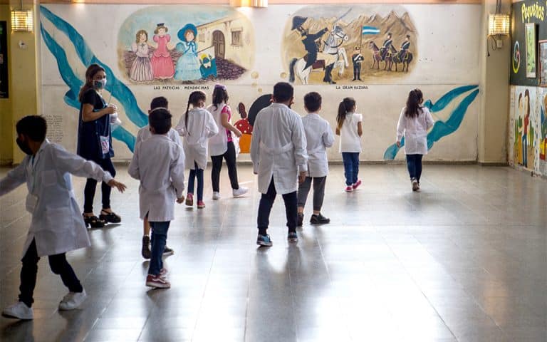 Viaje por las paredes de la escuela