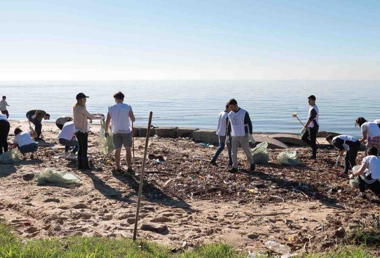 Estudiantes ecoconscientes limpian las costas