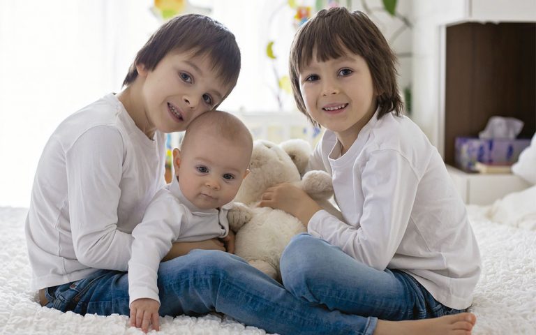 Hermanos… ¿a medias?