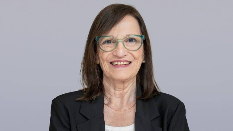 MARÍA TERESA DOVA: PREGUNTAS AL UNIVERSO