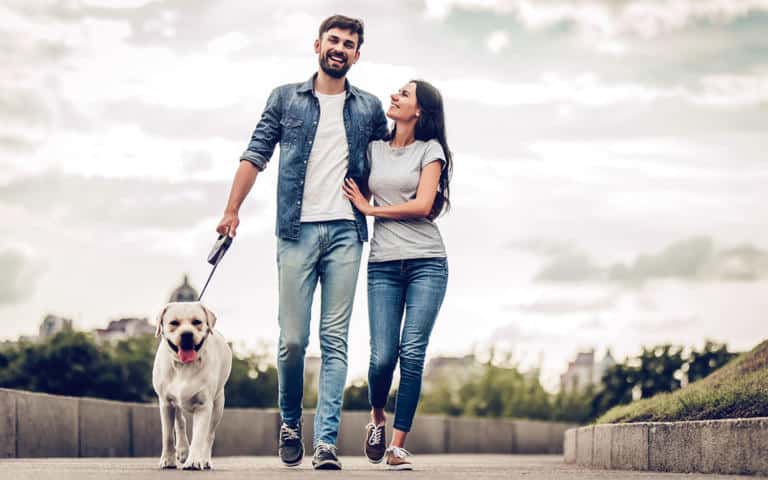 Pasear al perro le hace bien y es divertido