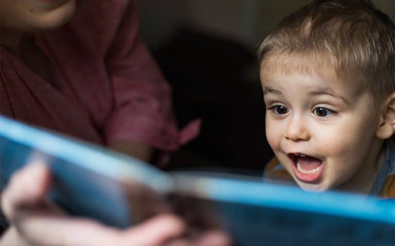 Por qué es importante leerles cuentos