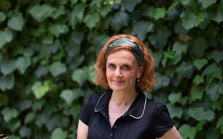 Promotora cultural en la playa