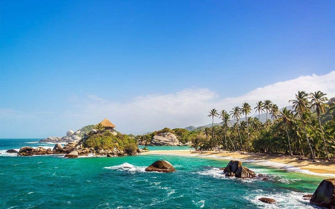 La hermosa playa de Tayrona es famosa por la vegetación exuberante y las aguas cristalinas.