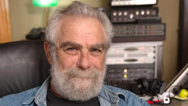 Un roquero detrás de la consola