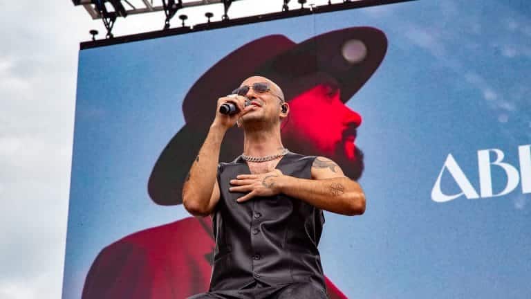 UNA MULTITUD OVACIONÓ A ABEL PINTOS EN LA PUERTA DEL SOL DE MADRID