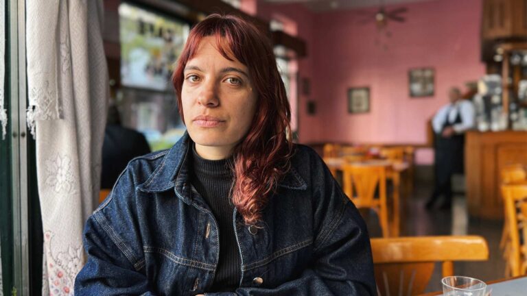 LAURA SBDAR: “EN LA NOVELA SE EVIDENCIA CÓMO LA DESIGUALDAD DE GÉNERO ESTÁ ATRAVESADA POR LA DE CLASE”