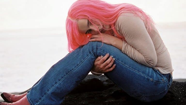 ADDISON RAE LANZÓ SU NUEVO SINGLE “HEADPHONES ON” 