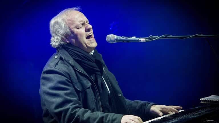 CÉSAR “BANANA” PUEYRREDÓN Y UN “DOMINGO ROMÁNTICO” EN CÓRDOBA