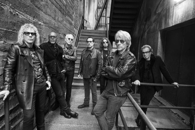 BON JOVI SE UNE A ROBBIE WILLIAMS EN “WE MADE IT LOOK EASY”