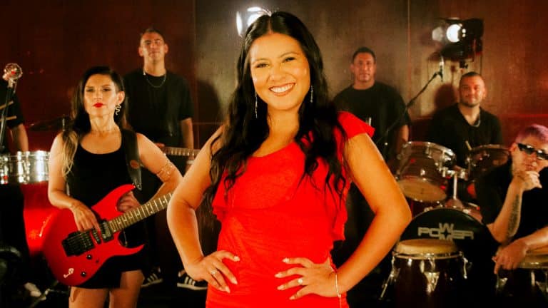 DEBORAH CHAUQUE PRESENTA SU PROYECTO MUSICAL EN MODO SESIÓN COMPLETA