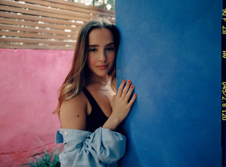 EVALUNA REGRESA A SU ERA SOLISTA CON “ROLLITOS DE PAPEL”