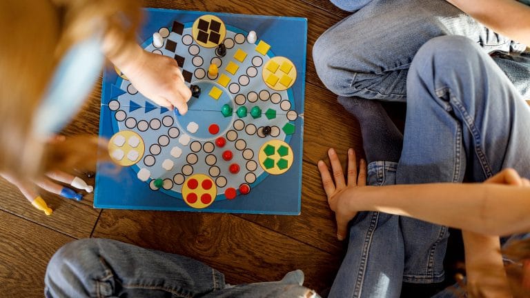 LOS JUEGOS DE MESA POTENCIAN UN CEREBRO ÁGIL Y SALUDABLE EN CHICOS Y GRANDES