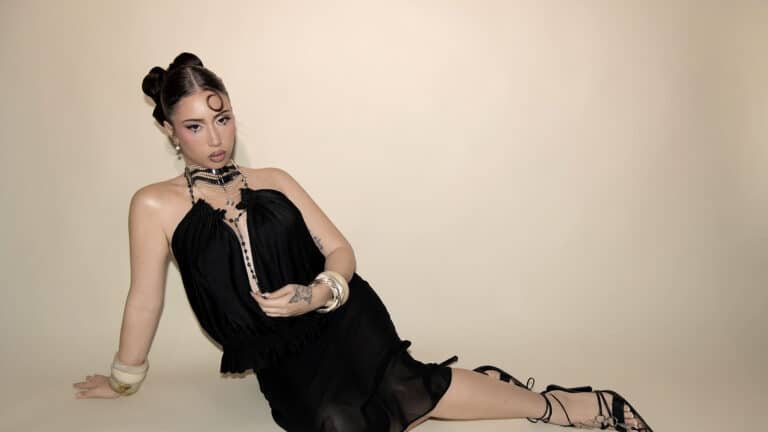 KALI UCHIS LANZÓ OFICIALMENTE “MUÉVELO”