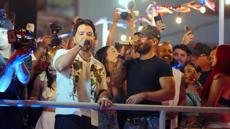 LUIS FONSI Y FEID SORPRENDIERON AL PÚBLICO EN LAS FIESTAS DE LA CALLE SAN SEBASTIÁN
