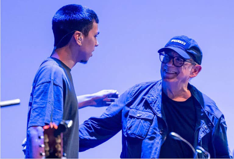 MILO J CANTÓ “LUCIÉRNAGAS” JUNTO A SILVIO RODRÍGUEZ Y EMOCIONÓ A TODO UN MOVISTAR ARENA