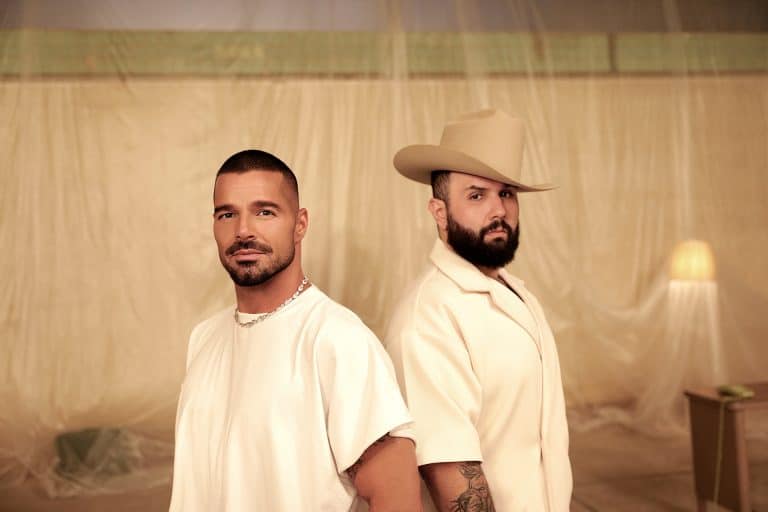 RICKY MARTIN REVERSIONA “A MEDIO VIVIR” JUNTO CARÍN LEÓN