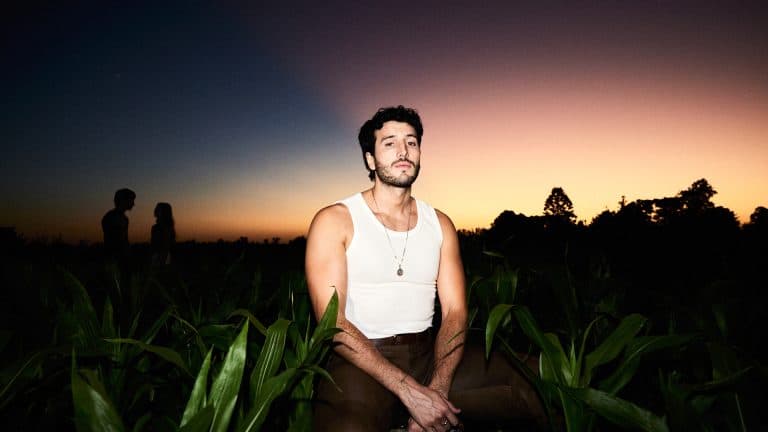 SEBASTIÁN YATRA PRESENTA “LA PELIRROJA”, UNA HISTORIA DE DESAMOR