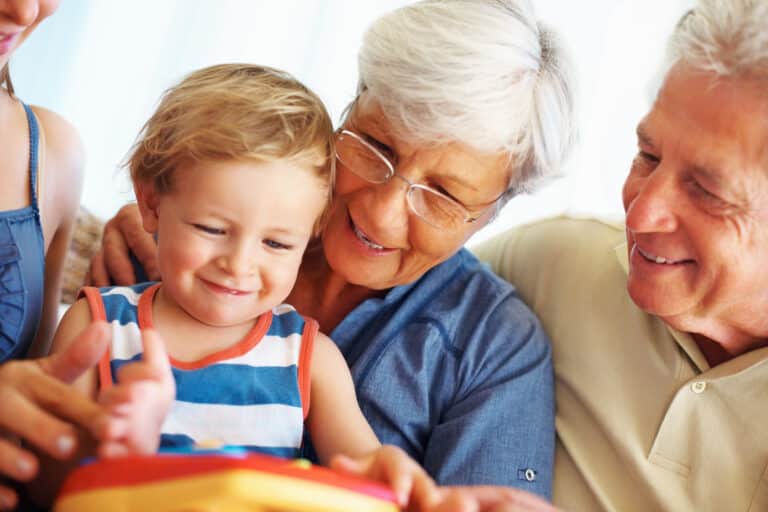 CUIDAR A LOS NIETOS PRESERVA LA SALUD COGNITIVA DE LOS ADULTOS MAYORES