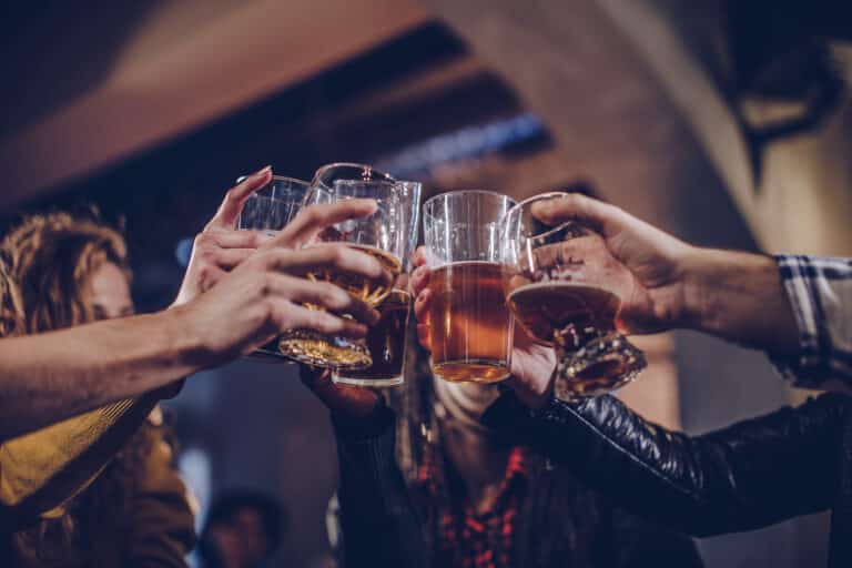 EL CONSUMO PROLONGADO DE ALCOHOL INCREMENTA SIGNIFICATIVAMENTE EL RIESGO DE CÁNCER COLORRECTAL