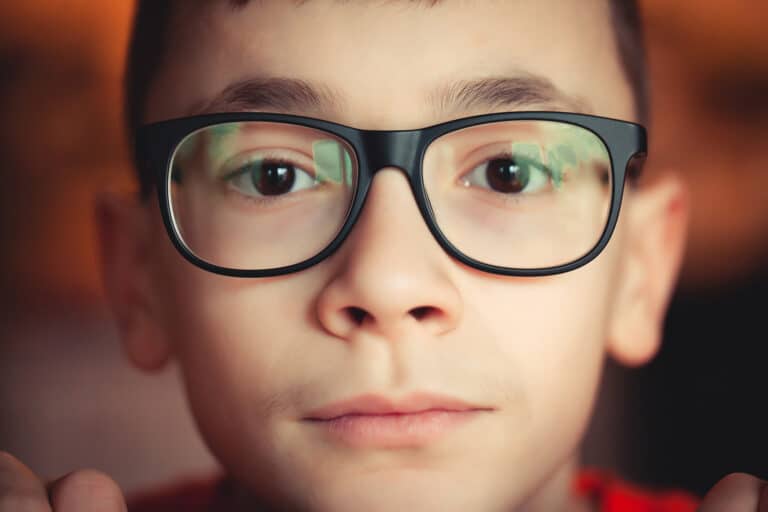 LA MIOPÍA PODRÍA ESTAR IMPULSADA POR EL USO PROLONGADO DE LOS OJOS EN ENTORNOS INTERIORES CON POCA LUZ