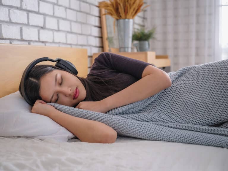 EL RUIDO ROSA, POPULAR COMO AYUDA PARA DORMIR, REDUCE EL SUEÑO REM Y PERJUDICA LA CALIDAD DEL DESCANSO