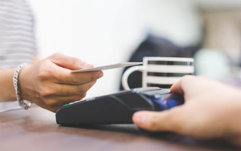 ¿Tarjeta de débito o prepaga?